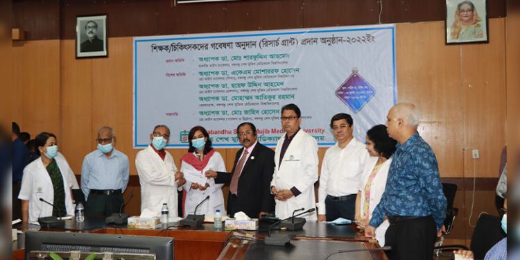 বিএসএমএমইউতে সব বিষয়ে পিএইচডি কোর্স চালুর ঘোষণা দিলেন ভিসি