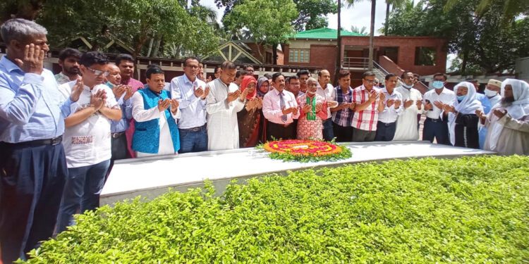 বঙ্গবন্ধুর সমাধিতে বিএসএমএমইউ ভিসির শ্রদ্ধা নিবেদন