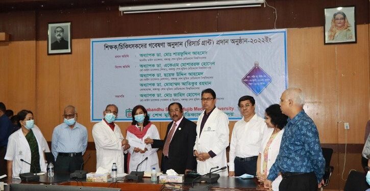 গবেষণার জন্য অনুদান পেলেন বিএসএমএমইউর ৭৮ চিকিৎসক