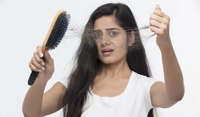চুল ক্রমশ পাতলা হয়ে যাচ্ছে? প্রতিদিন খাবেন যে খাবারগুলো
