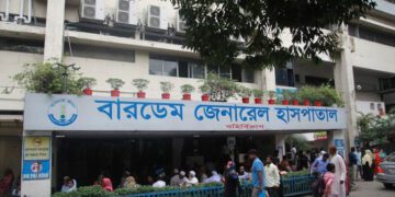 বন্যা দুর্গতদের মাঝে বারডেম চিকিৎসকদের ত্রাণ বিতরণ ও হেলথ ক্যাম্প