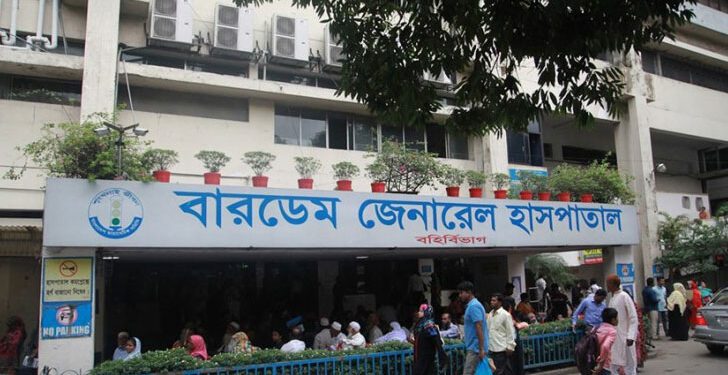 বন্যা দুর্গতদের মাঝে বারডেম চিকিৎসকদের ত্রাণ বিতরণ ও হেলথ ক্যাম্প