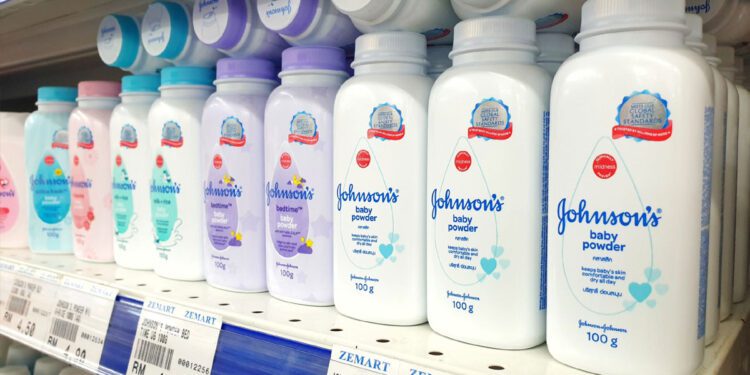 বিশ্বজুড়ে বেবি পাউডারের বিক্রি বন্ধের ঘোষণা দিল জনসন অ্যান্ড জনসন