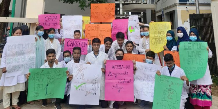 ক্যারিঅন পুনর্বহাল ও জিপিএ বাতিলের দাবিতে রাঙ্গামাটি মেডিকেলের বিক্ষোভ