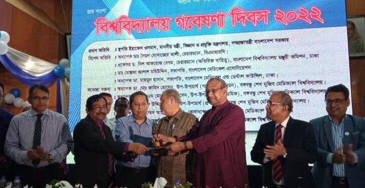 গবেষণায় ‘ভাইস চ্যান্সেলর অ্যাওয়ার্ড ফর রিসার্চ এক্সিলেন্স’ পদক পেলেন ডা. স্বপ্নীল