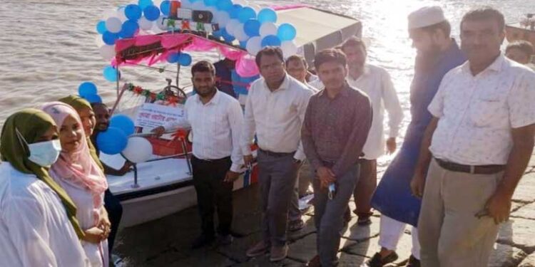 নৌ-অ্যাম্বুলেন্স পেলো লক্ষীপুরের রামগতি উপজেলা স্বাস্থ্য কমপ্লেক্স