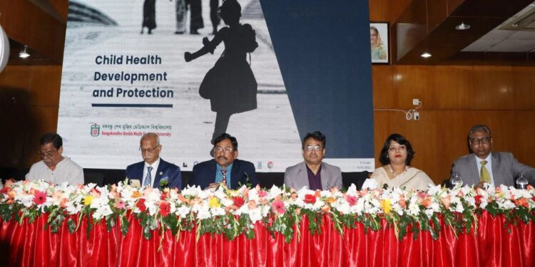 ১৬ বছরের কম বয়সী শিশুদের মোবাইল ফোন ব্যবহার নয় : বিএসএমএমইউ ভিসি