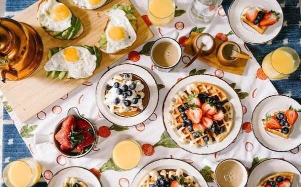 স্বাস্থ্যকর জীবনযাপনে সারাদিনের খাবার কখন ও কিভাবে খাবেন