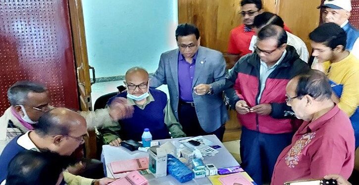 ১০০ টাকায় বিশেষজ্ঞ ডাক্তারের চিকিৎসা সেবা পেলেন শতাধিক রোগী