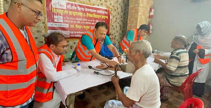 চট্টগ্রাম ফিল্ড হাসপাতাল উদ্যোগে ফ্রি চিকিৎসা-ওষুধ পেলেন দুই শতাধিক রোগী