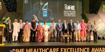 প্রথিতযশা ১৪ চিকিৎসক পেলেন ‘হেলথকেয়ার এক্সেলেন্স অ্যাওয়ার্ড’ সম্মাননা