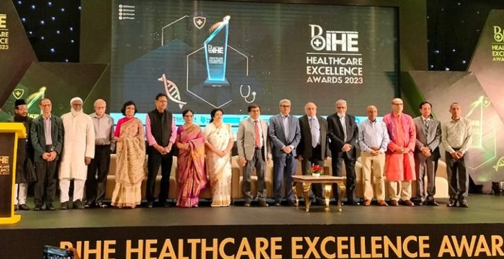 প্রথিতযশা ১৪ চিকিৎসক পেলেন ‘হেলথকেয়ার এক্সেলেন্স অ্যাওয়ার্ড’ সম্মাননা